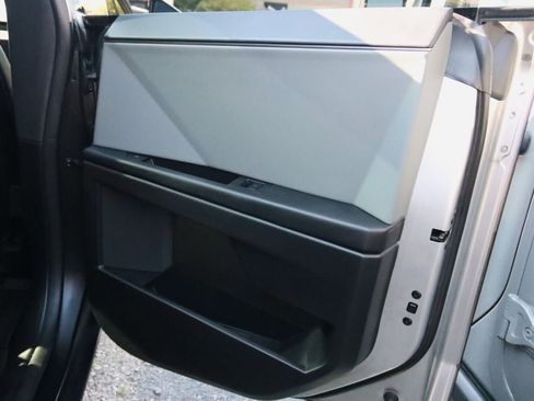 Used 2024 Tesla Cybertruck AWD Crew Cab image 38
