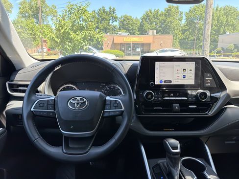 Used 2023 Toyota Highlander XLE AWD/4WD image 13