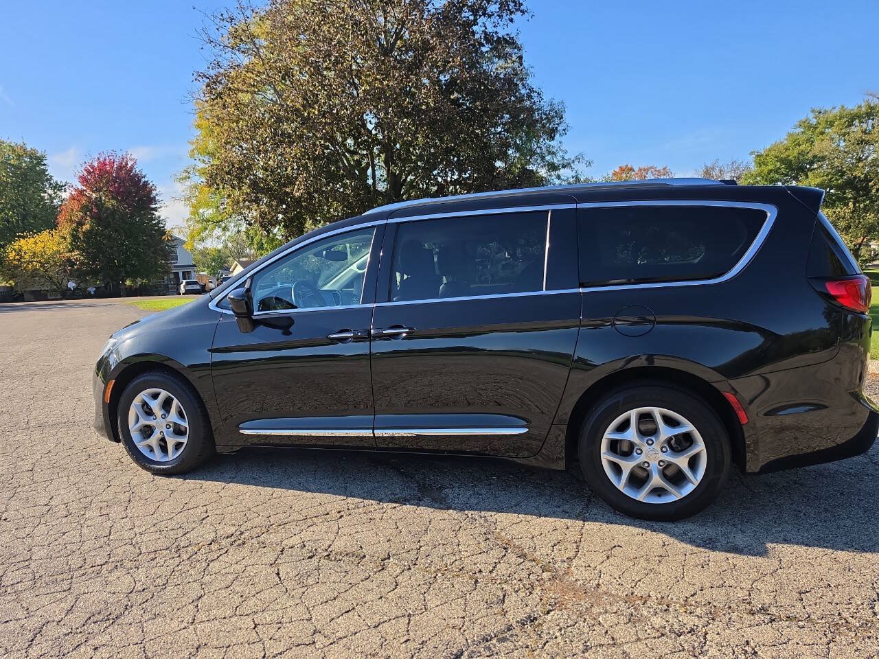 Used 2017 Chrysler Pacifica Touring-L Plus FWD image 3