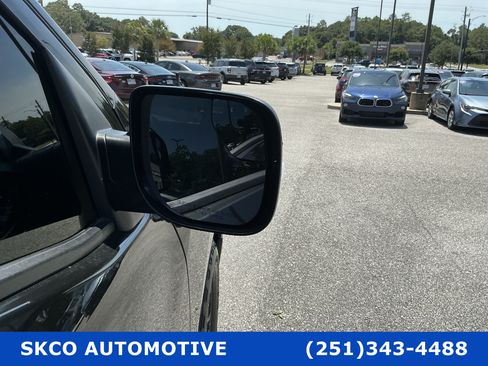 Used 2019 Nissan Titan SV w/ SV Convenience Package AWD/4WD image 10