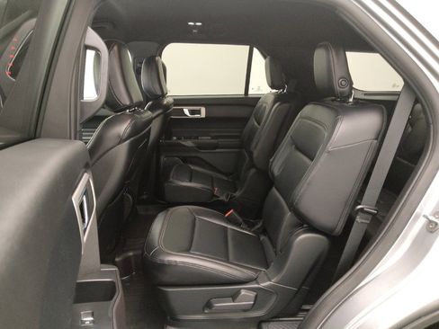 Used 2020 Ford Explorer XLT w/ Equipment Group 202A AWD/4WD image 18