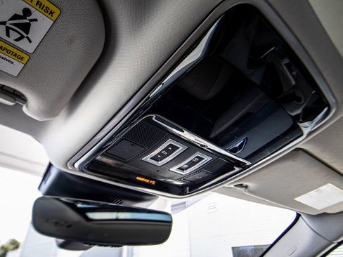 Used 2020 Land Rover Range Rover Velar S image 37