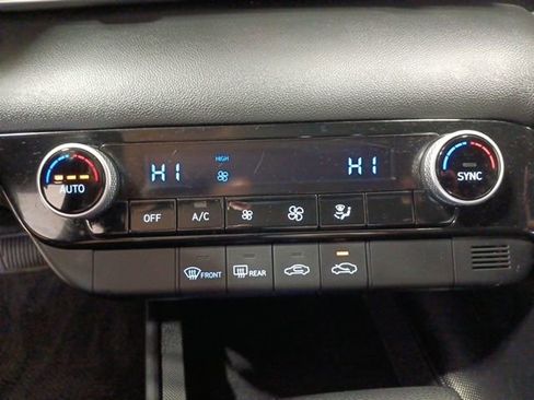 Used 2023 Hyundai Elantra SEL image 18