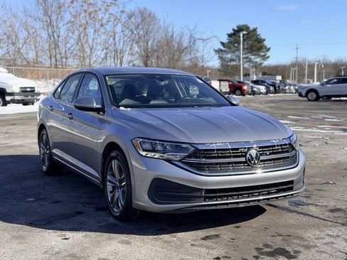 Used 2024 Volkswagen Jetta SE image 3