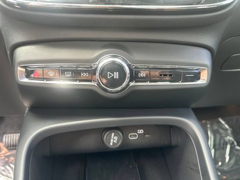 Used 2025 Volvo XC40 B5 Core AWD/4WD image 21