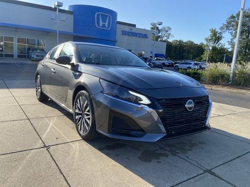 Used 2025 Nissan Altima 2.5 SV FWD image 2