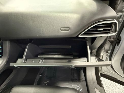 Used 2019 Jaguar F-PACE Premium image 60