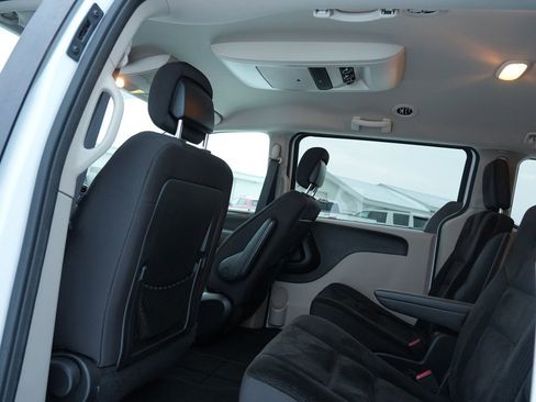 Used 2017 Dodge Grand Caravan SE w/ Power Window Group image 19