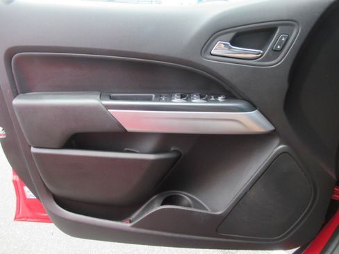 Used 2020 Chevrolet Colorado LT w/ LPO, Premium Interior Package AWD/4WD image 23
