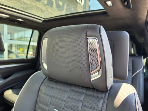Used 2026 Cadillac Escalade ESV Platinum Sport w/ LPO, ONYX Package AWD/4WD image 16