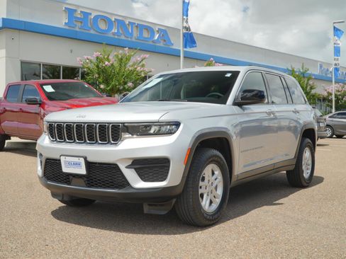 Used 2025 Jeep Grand Cherokee Laredo RWD image 1