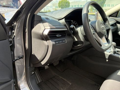 Used 2025 Nissan Altima 2.5 SV FWD image 34