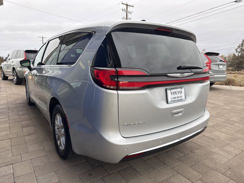 Used 2024 Chrysler Pacifica Touring-L image 4