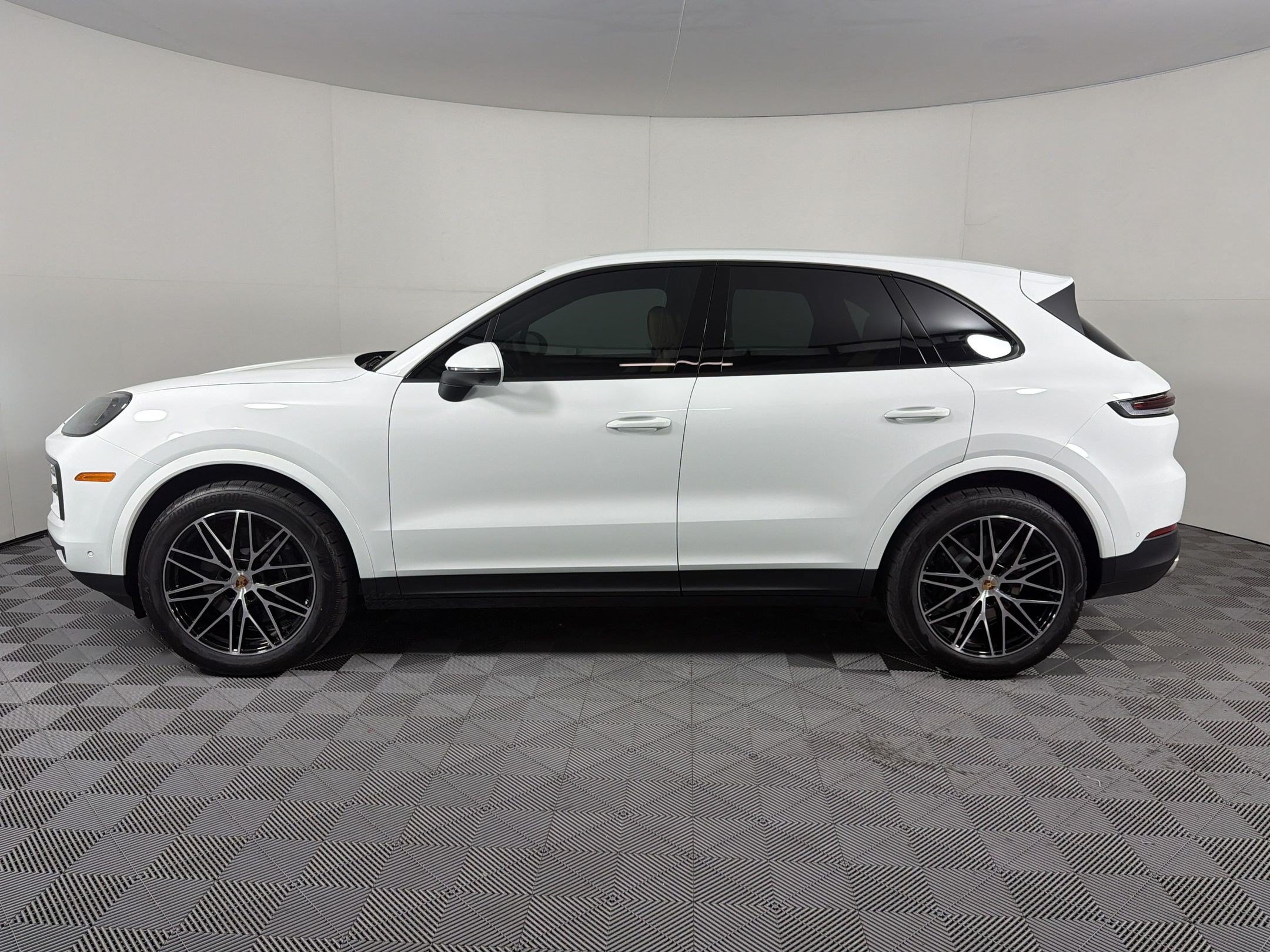Used 2026 Porsche Cayenne AWD/4WD image 2