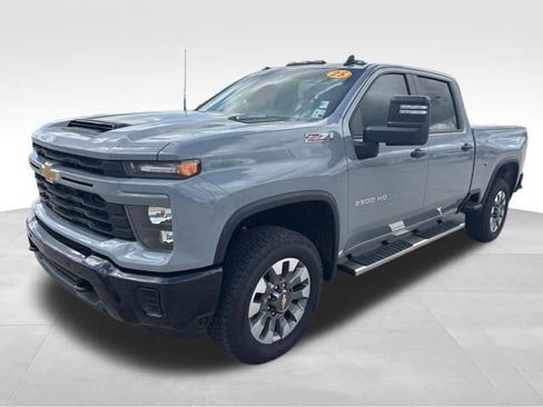 Used 2025 Chevrolet Silverado 2500 Custom w/ Custom Value Package image 4
