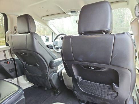 Used 2024 Chrysler Pacifica Select image 18