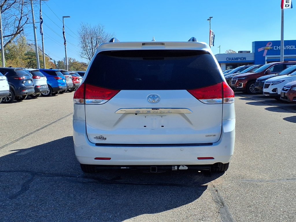 Used 2014 Toyota Sienna Limited w/ Limited Premium Package FWD image 5
