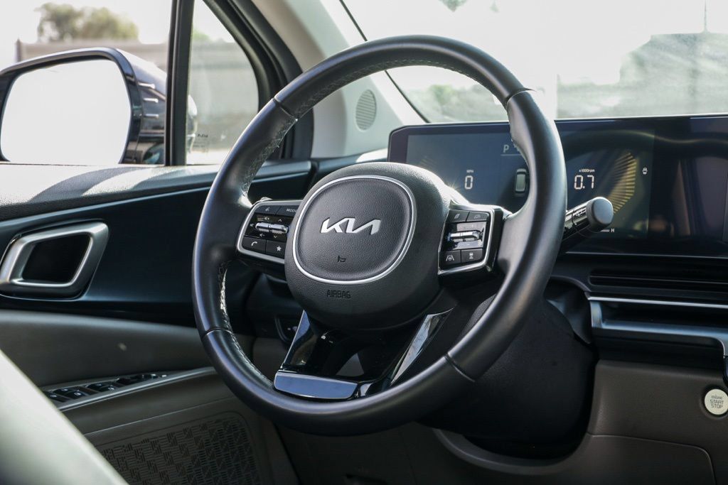 Used 2025 Kia Carnival FWD image 28