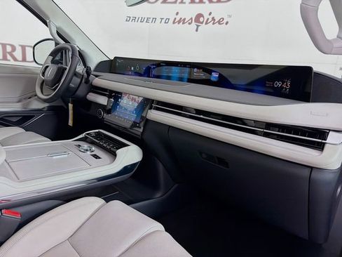 New 2026 Lincoln Navigator L Premier AWD/4WD image 34