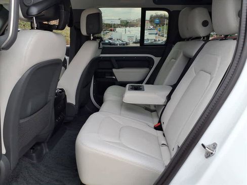 Used 2025 Land Rover Defender 110 X-Dynamic SE image 10