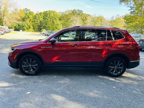 Used 2022 Volkswagen Tiguan SE w/ Panoramic Sunroof Package image 9