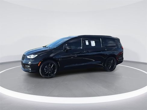Used 2024 Chrysler Pacifica Limited w/ S Appearance Package image 5