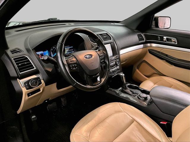 Used 2017 Ford Explorer XLT w/ Equipment Group 202A AWD/4WD image 12
