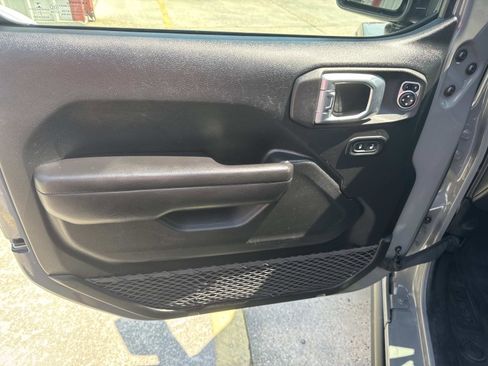 Certified 2021 Jeep Wrangler Unlimited Rubicon w/ Cold Weather Group image 18