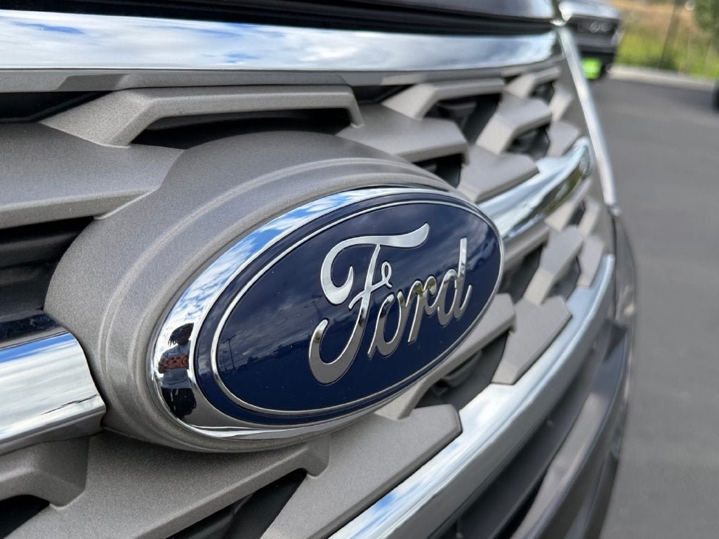 Used 2018 Ford Explorer XLT w/ Equipment Group 201A AWD/4WD image 35