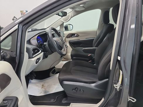 Used 2023 Chrysler Voyager LX image 32
