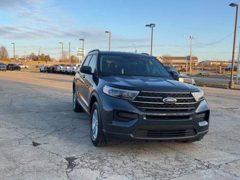 Used 2023 Ford Explorer XLT image 3