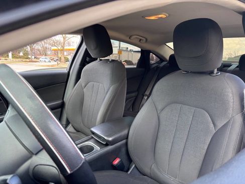 Used 2016 Chrysler 200 Limited image 12