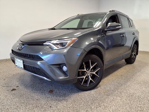 Used 2018 Toyota RAV4 SE image 1