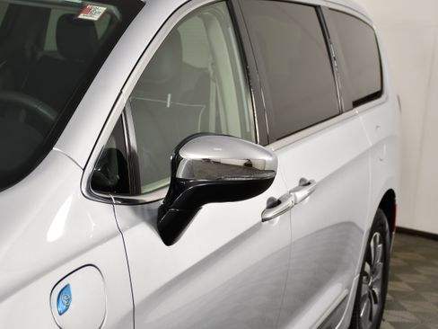 Used 2023 Chrysler Pacifica Limited FWD image 13