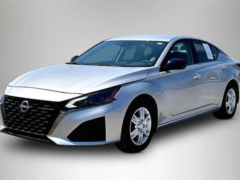 Used 2024 Nissan Altima 2.5 SR FWD image 2