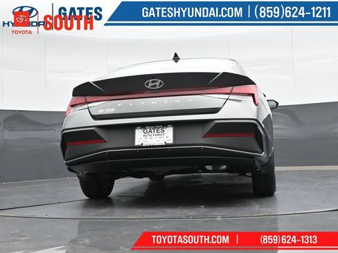 Used 2025 Hyundai Elantra SE FWD image 31
