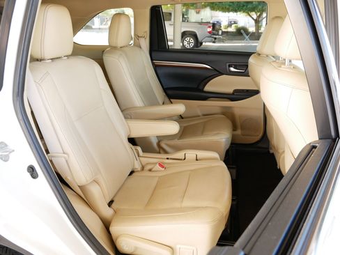 Used 2019 Toyota Highlander AWD Hybrid image 3