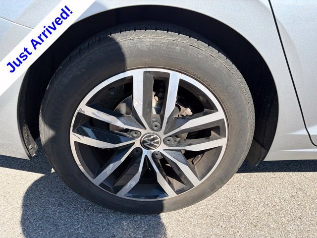 Used 2025 Volkswagen Jetta SE FWD image 18