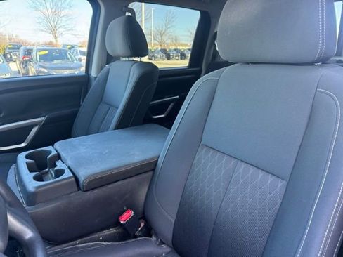 Used 2019 Nissan Titan SV image 5