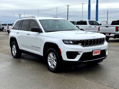 Used 2024 Jeep Grand Cherokee Laredo image 4