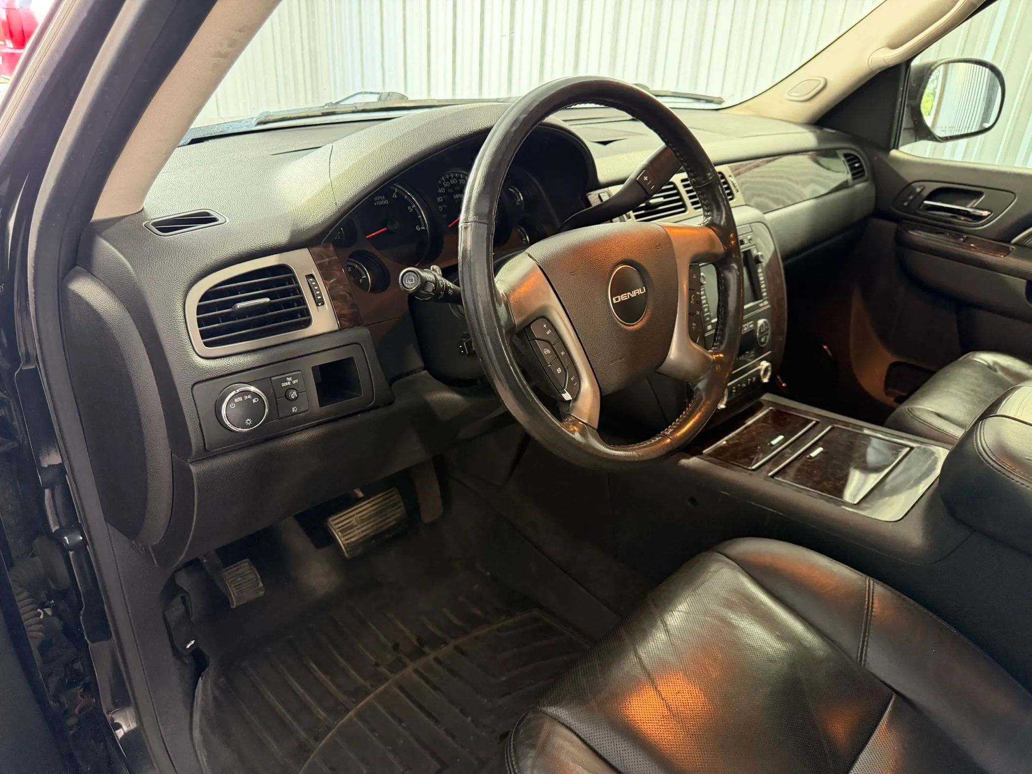 Used 2011 GMC Yukon Denali RWD image 31
