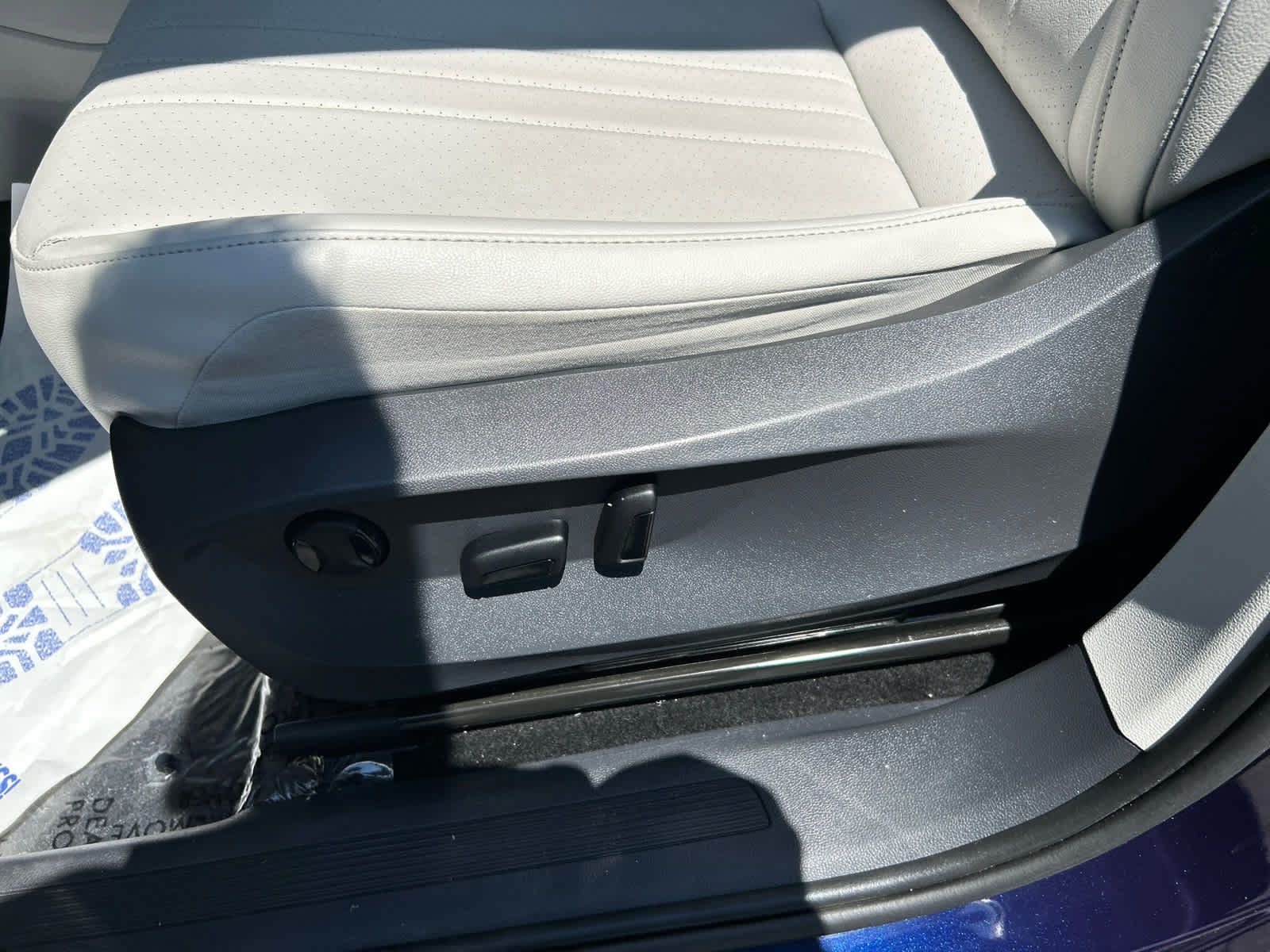 Used 2023 Volkswagen Tiguan SE w/ Panoramic Sunroof Package AWD/4WD image 12