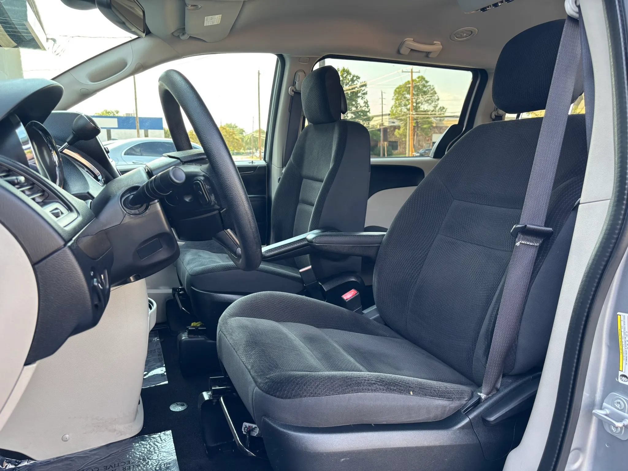Used 2019 Dodge Grand Caravan SE w/ UConnect Hands-Free Group FWD image 13