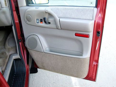 Used 1999 GMC Safari AWD image 25