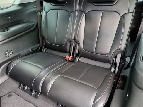 Used 2022 Jeep Grand Cherokee L Limited w/ Black Appearance Package image 10