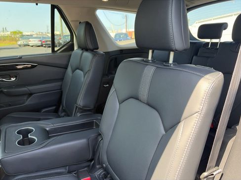 Used 2024 Honda Pilot Touring image 7