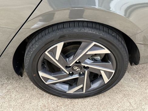 Used 2025 Hyundai Elantra Limited image 31