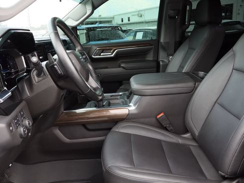 Used 2024 Chevrolet Silverado 1500 LT Trail Boss w/ Convenience Package II AWD/4WD image 22