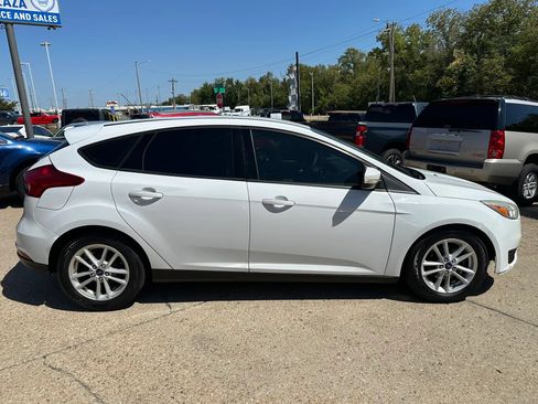 Used 2017 Ford Focus SE FWD image 2
