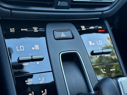 Certified 2025 Porsche Macan AWD/4WD image 23
